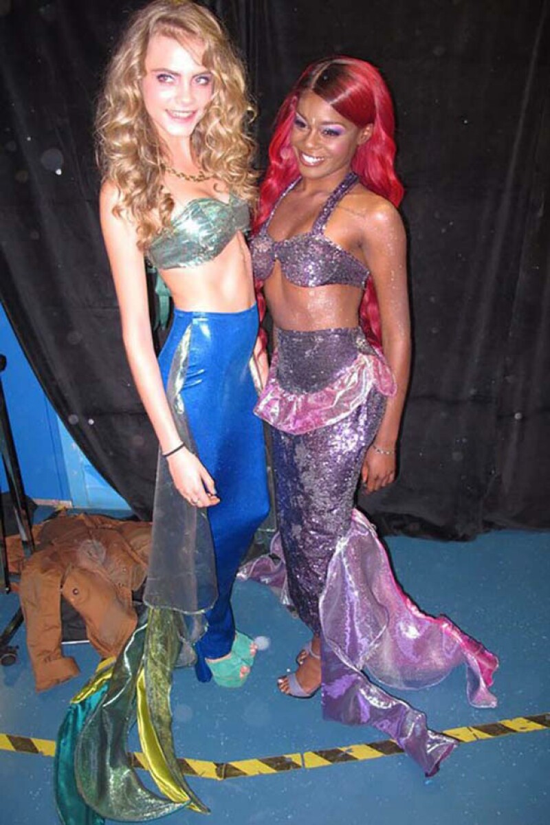 Cara Delevingne y Azalea Banks en una fiesta temática en Londres.