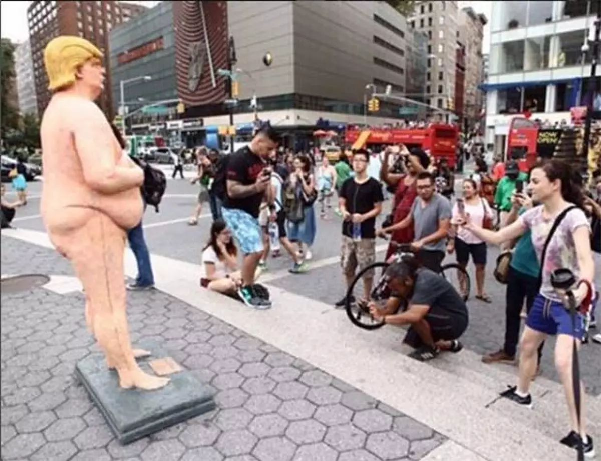 Todos los turistas pasaron a tomarle una fotografía.