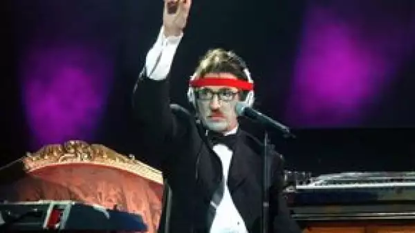 El músico argentino dio un mini show gratuito frente a la Basílica de Luján, al cumplir ocho meses del inicio de su rehabilitación por su adicción a las drogas.