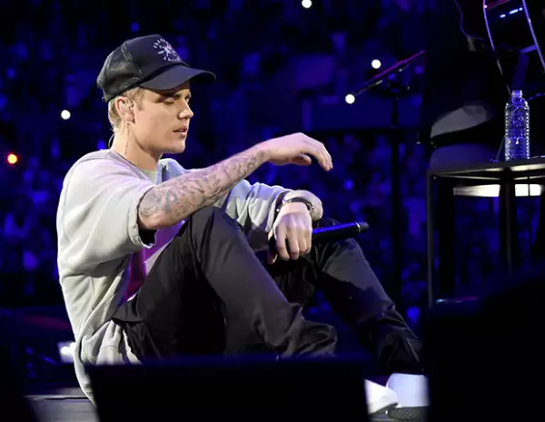 Justin incluso se sentó en el piso del escenario visiblemente emocionado y cantó también acostado en éste.