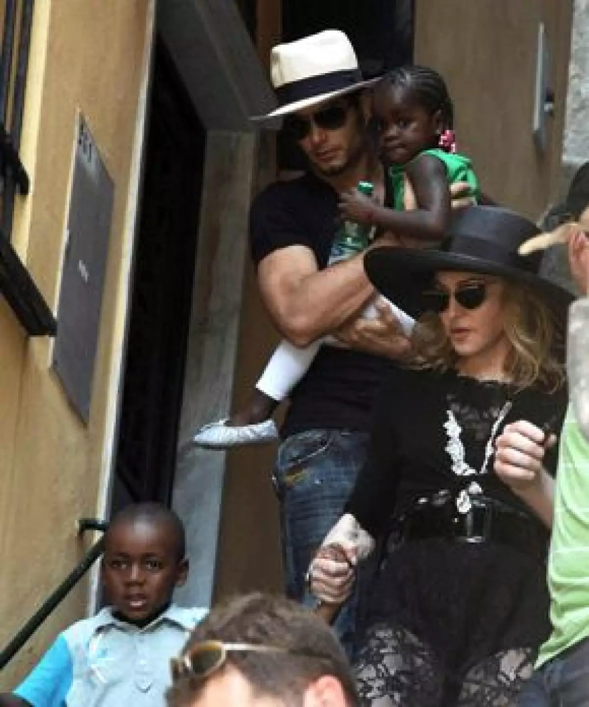 Sin dar aún fecha, el representante de la Reina del Pop confirmó que la cantante se encuentra planeando un fastuoso enlace con el joven modelo brasileño, a quien conoció en enero pasado.