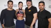 La actriz de From Dusk Till Dawn asistió a los Woodrow Wilson Awards, donde se topó con la leyenda de Hollywood, por lo que no perdió oportunidad para tomarse una foto con él y su esposa.