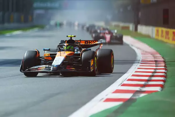 Foto del monoplaza de Norris, de la escudería McLaren, en la primera vuelta del Autódromo Hermanos Rodríguez de CDMX.