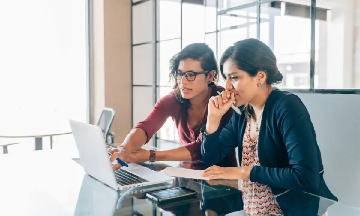 Las mentorías deben enseñar a cambiar el sistema, no a sobrevivir a él