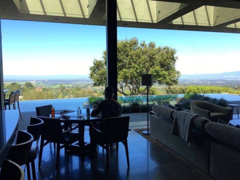 Justin agradeció a Airbnb por hospedarlo.