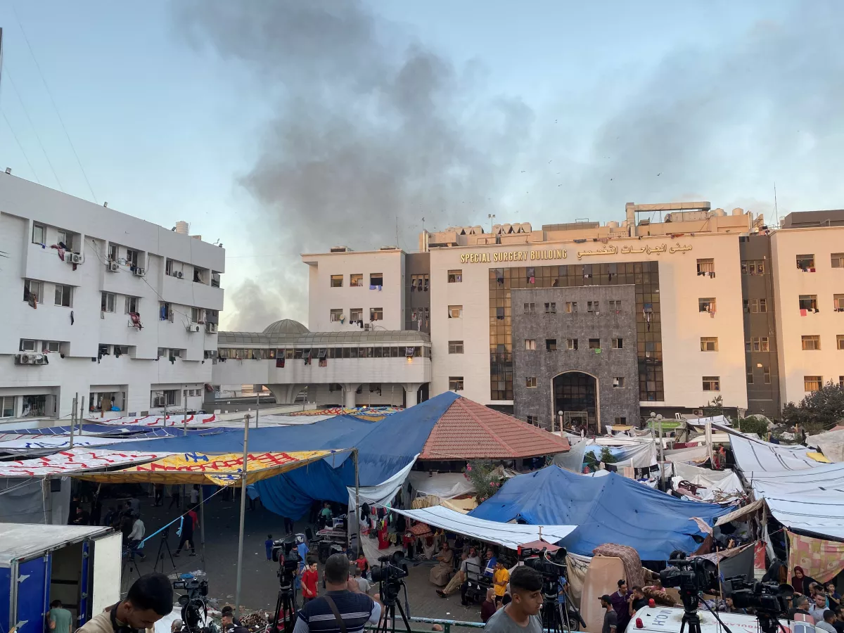 El humo aumenta a medida que los palestinos desplazados se refugian en el hospital Al Shifa, en medio del conflicto en curso entre Hamas e Israel, en la ciudad de Gaza, el 8 de noviembre de 2023.