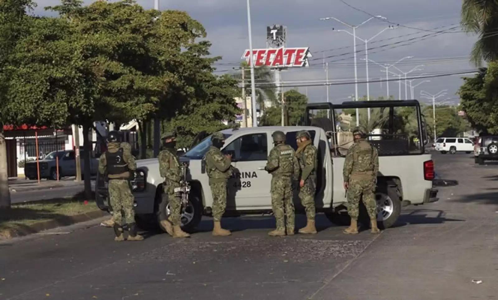 La operación donde se aprehendió a Guzmán Loera tuvo lugar cerca de las 4:30 horas, cuando se desató un enfrentamiento que dejó a cinco narcotraficantes muertos y a seis detenidos, dijo la Marina de México.