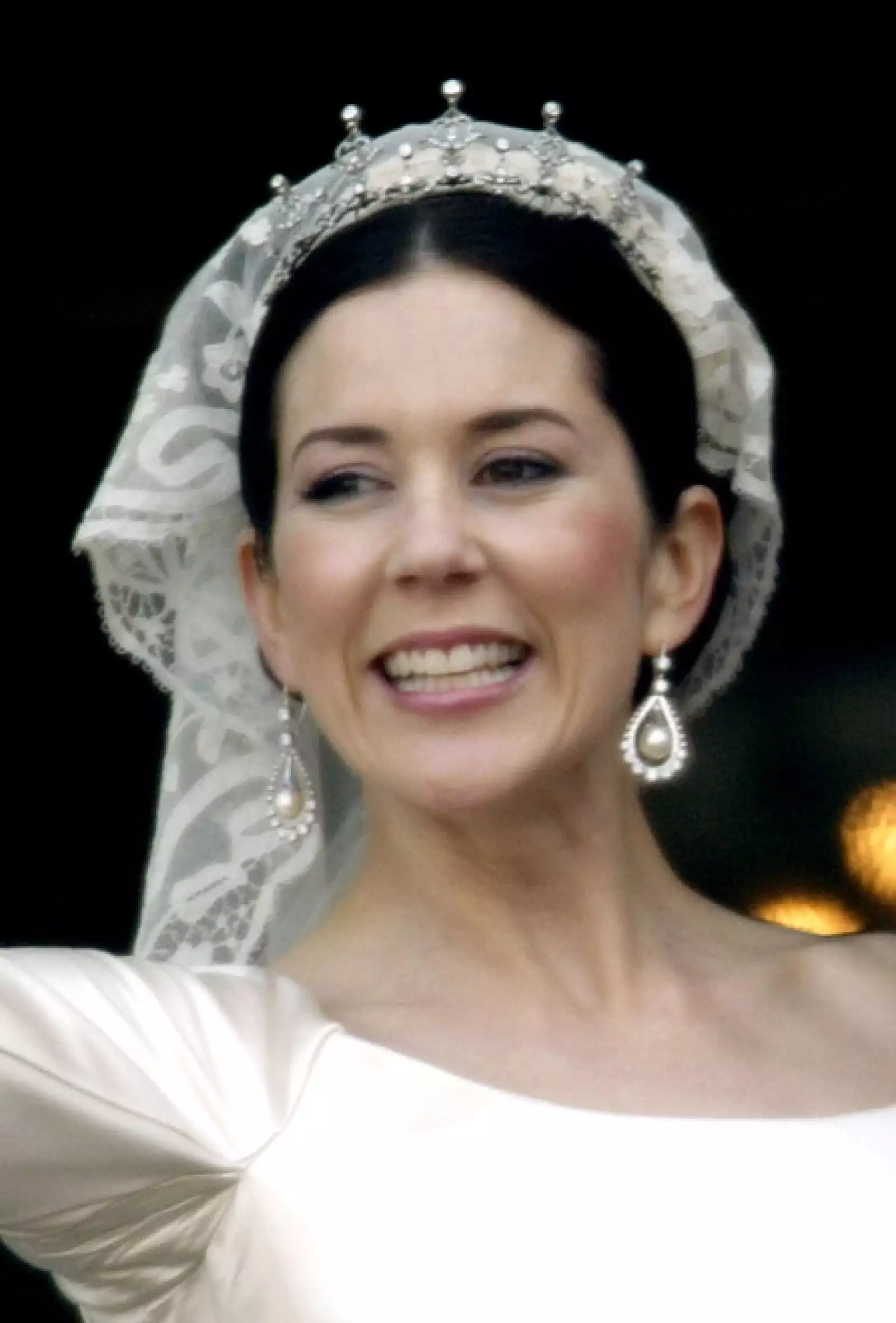 La tiara fue un regalo para ella de su Majestad la Reina y Su Alteza Real el Príncipe Consorte de Dinamarca. La tiara no es una herencia real danesa, es una tiara nueva y fue uno de los regalos de boda de parte de la monarca.