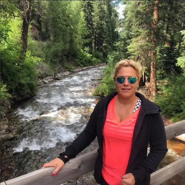 En Aspen, muy fashion con los lentes Christian Dior.