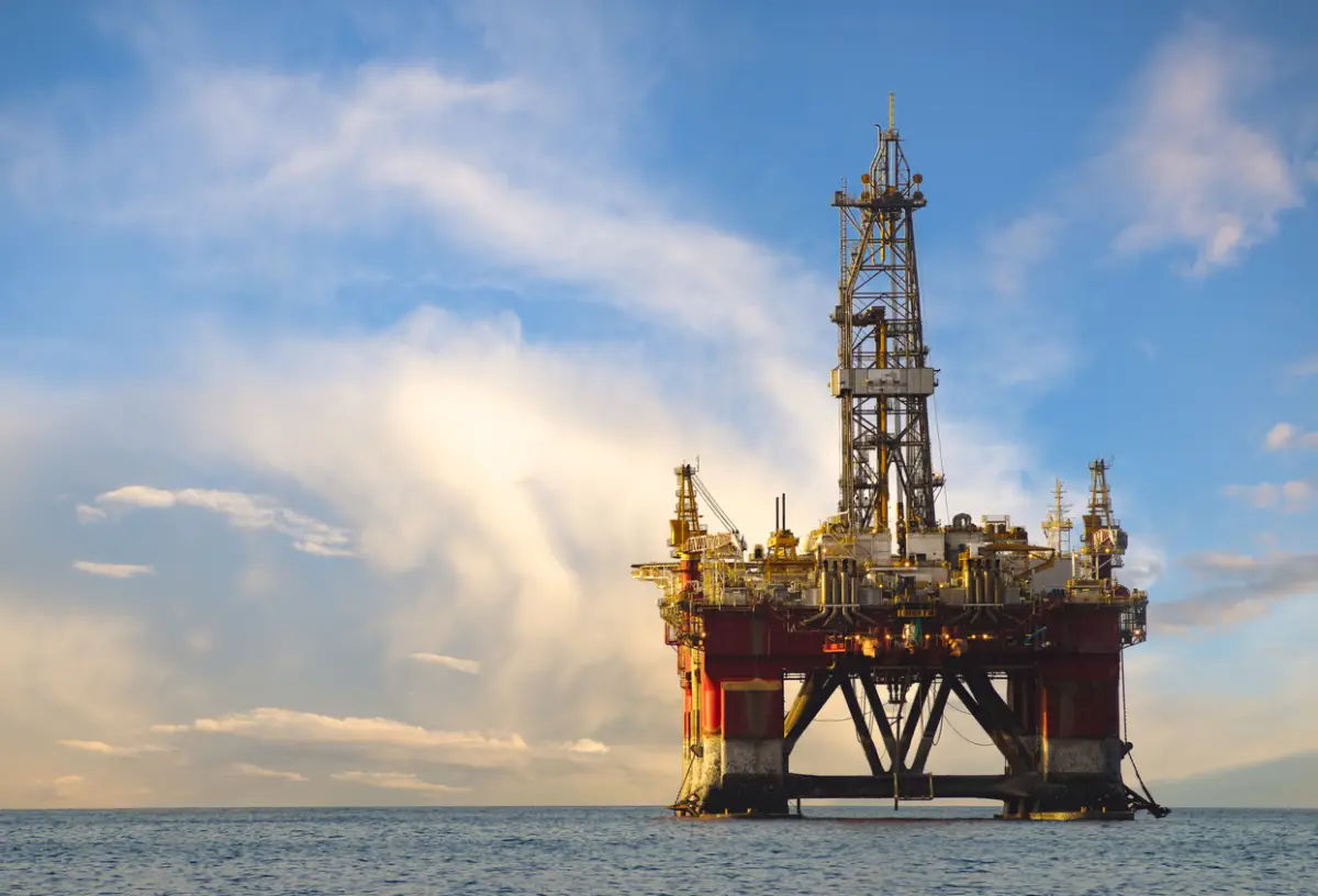 Drilling platform during the coming storm