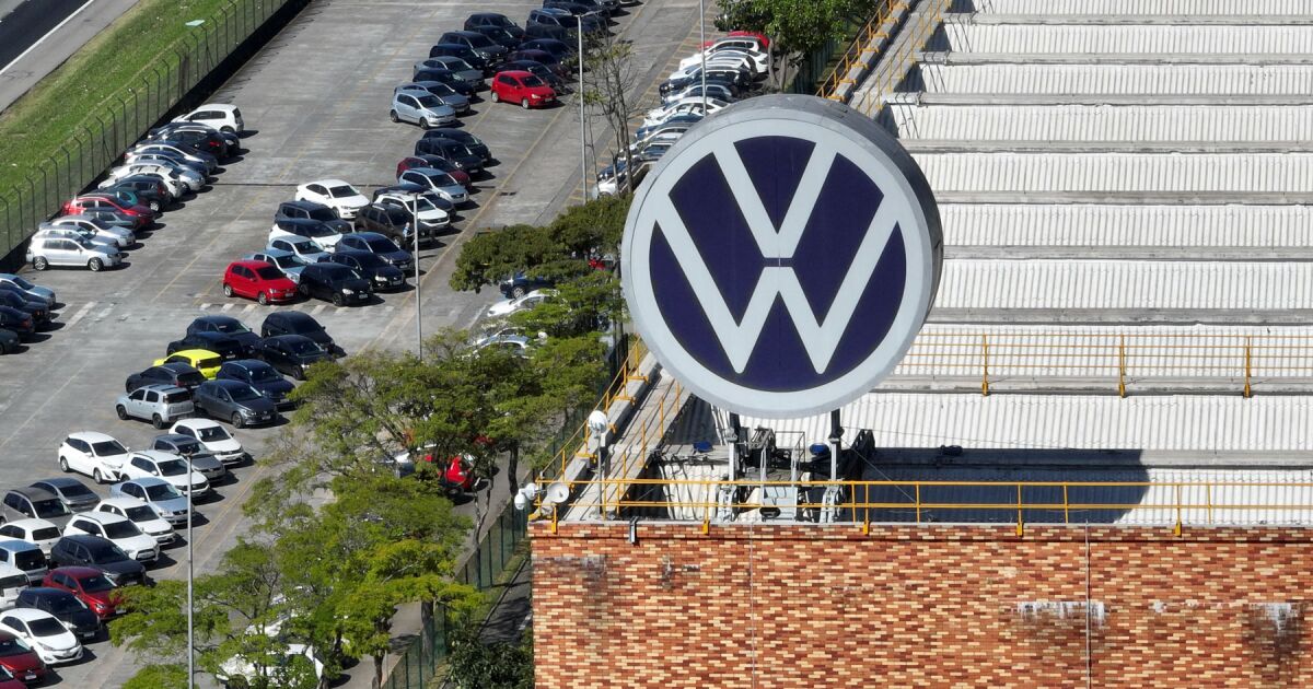Eski işçiler Puebla'daki Volkswagen fabrikasında işçi haklarının reddedilmesini kınadılar