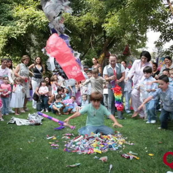 Piñata cumpleaños Mariana Peralta
