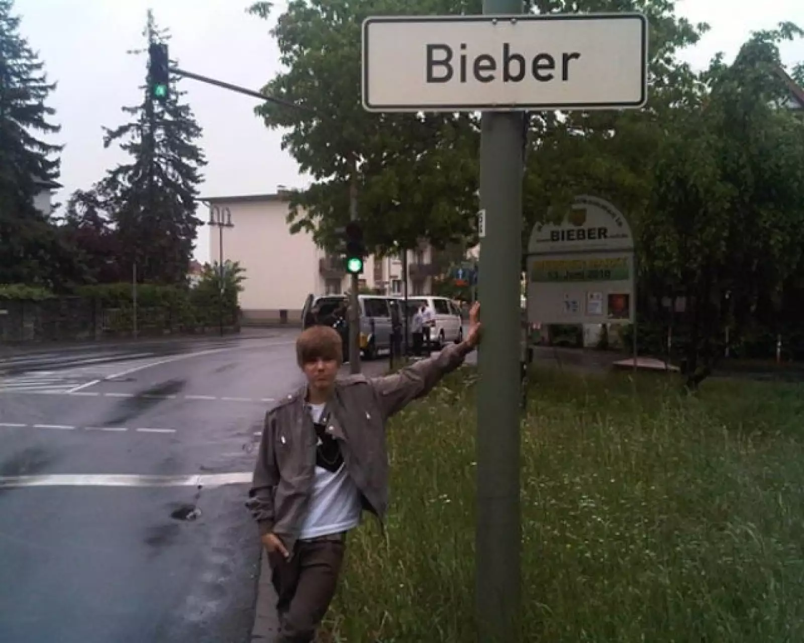 El nuevo ídolo juvenil, Justin Bieber, encontró esta señal en la calle y no perdió la oportunidad de llevarse la foto del recuerdo.