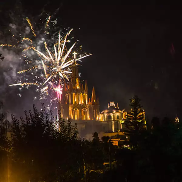 Fuegos artificiales iluminan la mágica ciudad