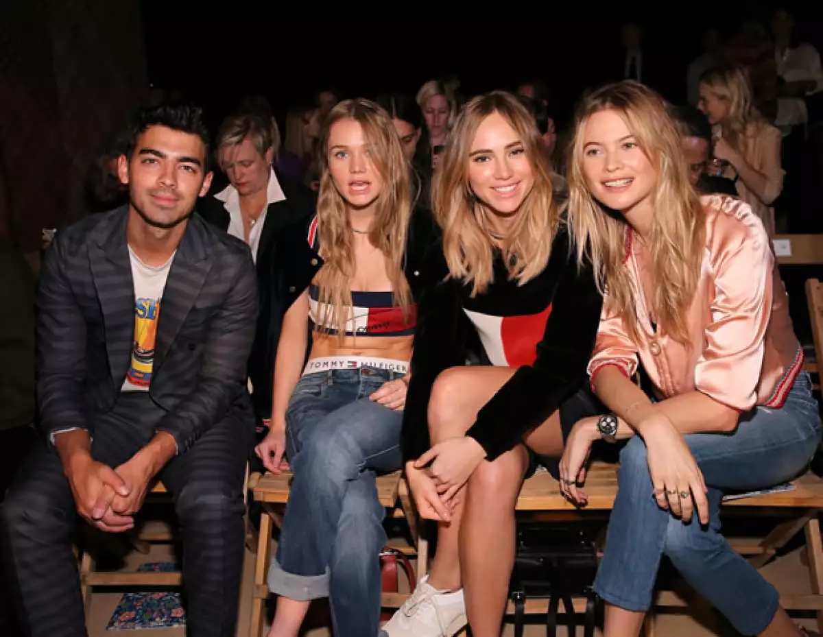 Joe Jonas, Immy y Suki Waterhouse, y Behati Prinsloo asistieron al desfile de Tommy Hilfiger.