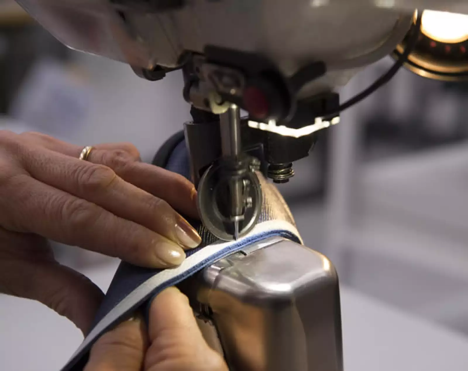 El artesano cose a máquina el soporte interior -forro, cintas de algodón-. Luego, todas las partes del calzado se cosen al "last" o suela de plástico.