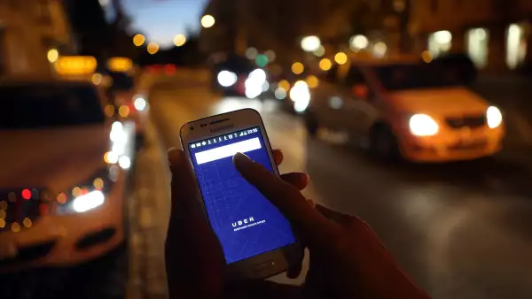Después de un concierto el costo del viaje en Uber se puede elevar debido a que un gran número de personas en una zona se quieren desplazar.