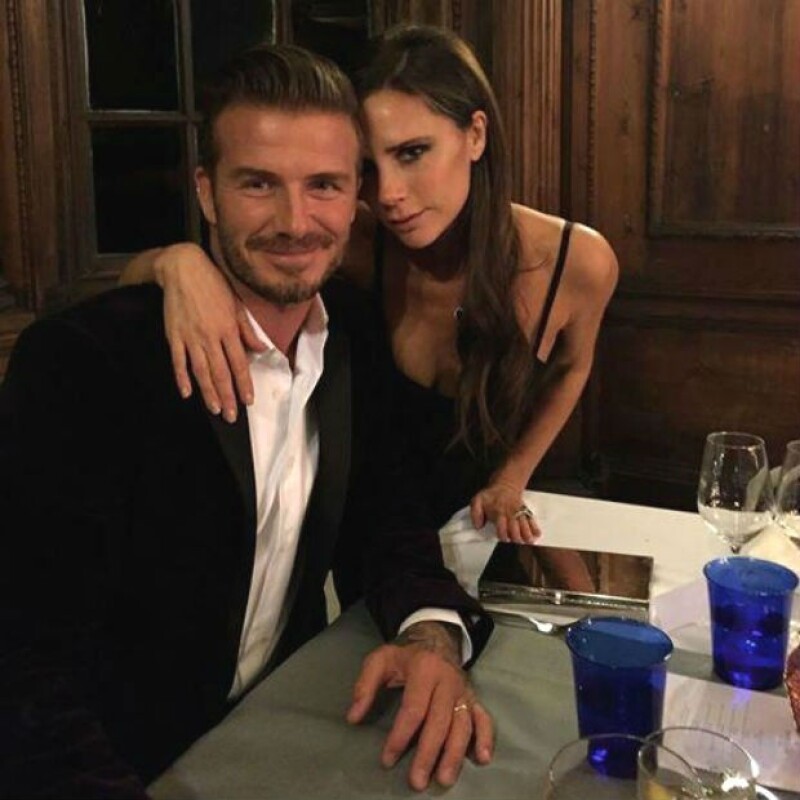 Victoria Beckham tiene su manera particular de demostrar su felicidad.