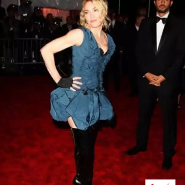 Madonna fue de las más criticadas por su vestuario, que con falda de burbuja, botas altas y un accesorio incomprensible en el pelo, nos recordó a la Reina del Pop en su época de Like a Virgin... 25 años después.