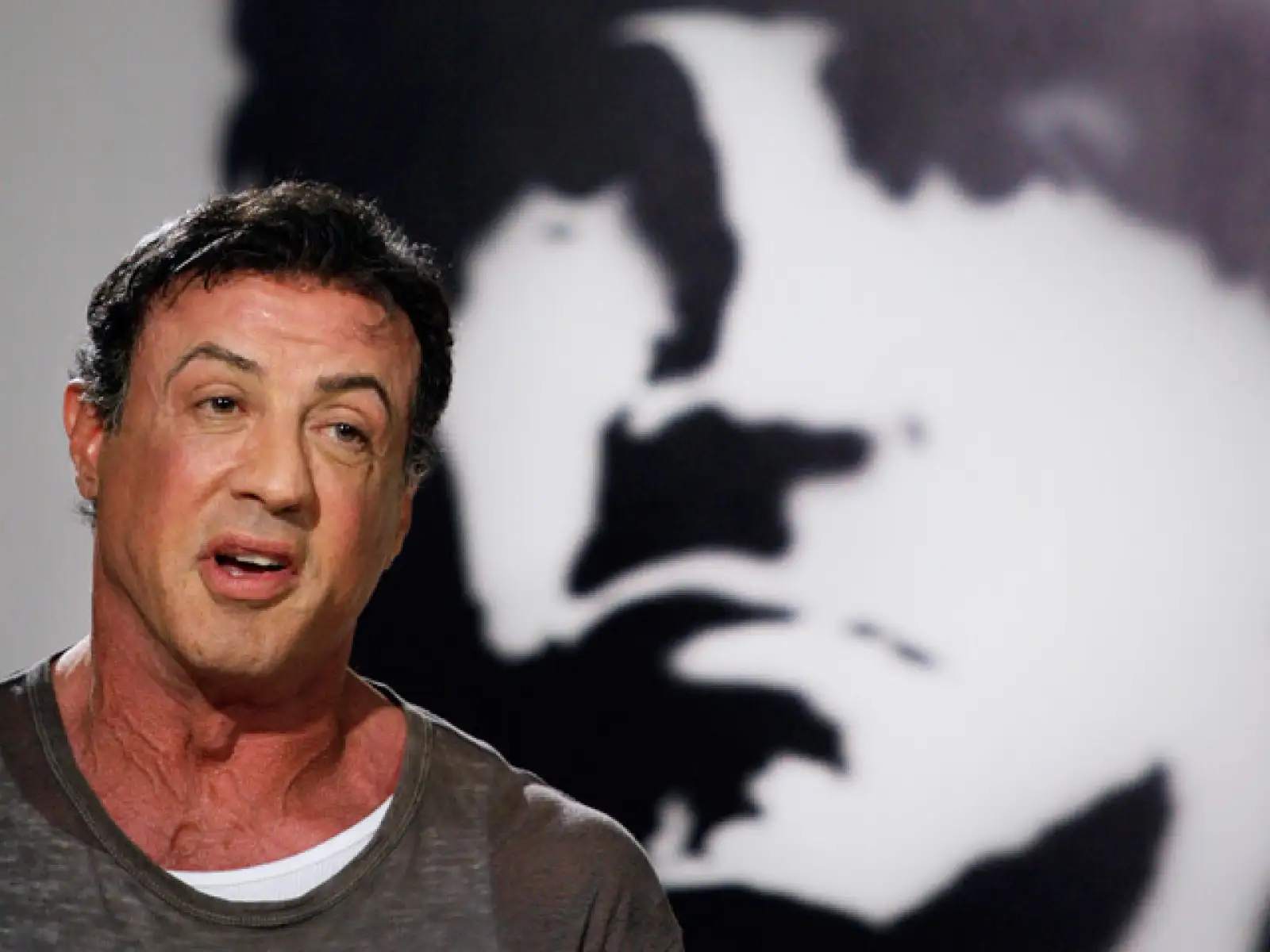 El actor Silvester Stallone, quien dio vida a Rambo en los 80, fue limpiador de jaulas de leones durante un tiempo antes de volverse famoso.