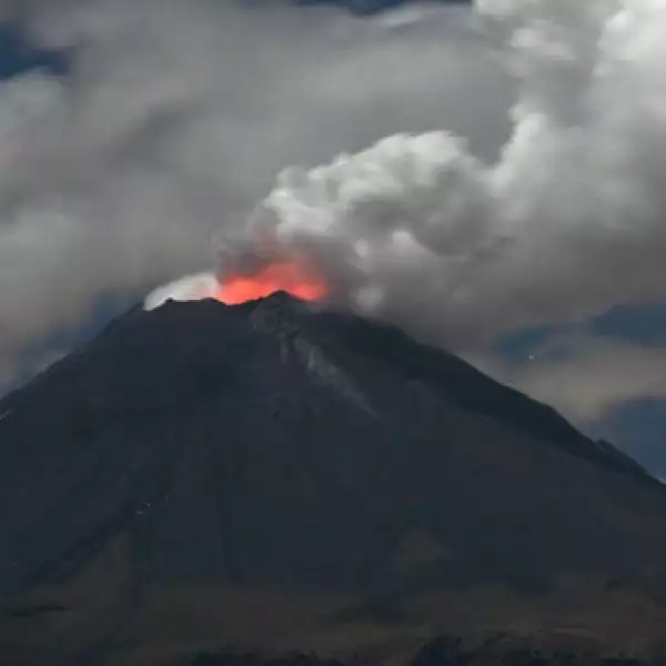 El Popo lanza una fumarola