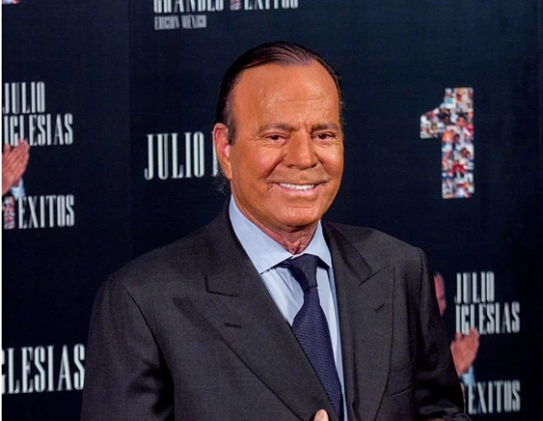 Julio Iglesias es un ícono de la música en español a nivel mundial.