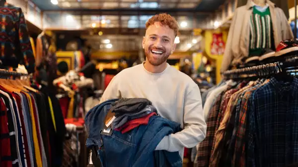 Foto de un hombre en una tienda de ropa