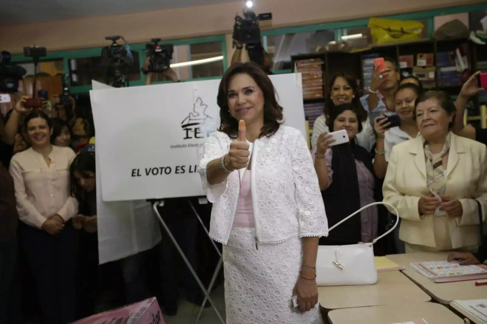 Al emitir su voto, la candidata del PRI a gobernadora en Puebla, Blanca Alcalá Ruiz dijo no confiar en el órgano electoral local al considerar que no ha acreditado imparcialidad.
