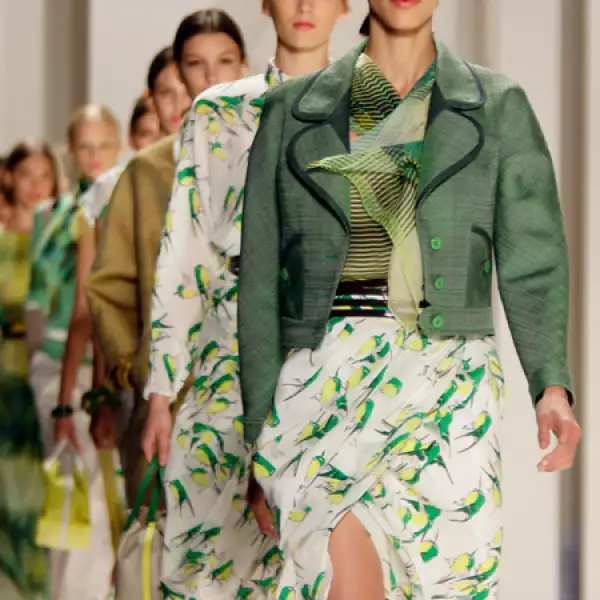 La creativa venezolana Carolina Herrera presentó una colección pulida de inspiración floral.