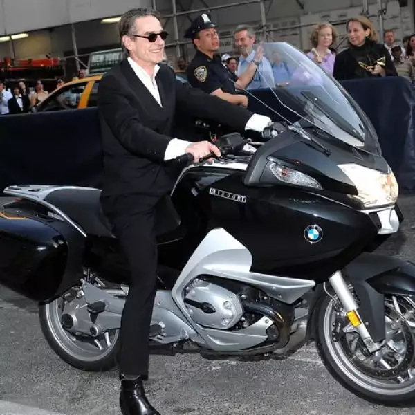 Jeremy Irons hizo su llegada triunfal en esta flamante moto.