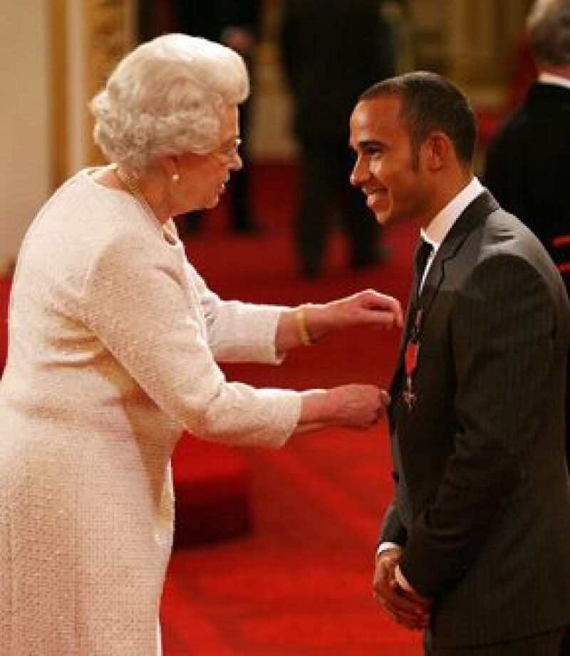 El campeón británico de Fórmula Uno, tras los buenos resultados que ha obtenido, visitó el Palacio y recibió un reconocimiento de manos de la Reina Isabel II.
