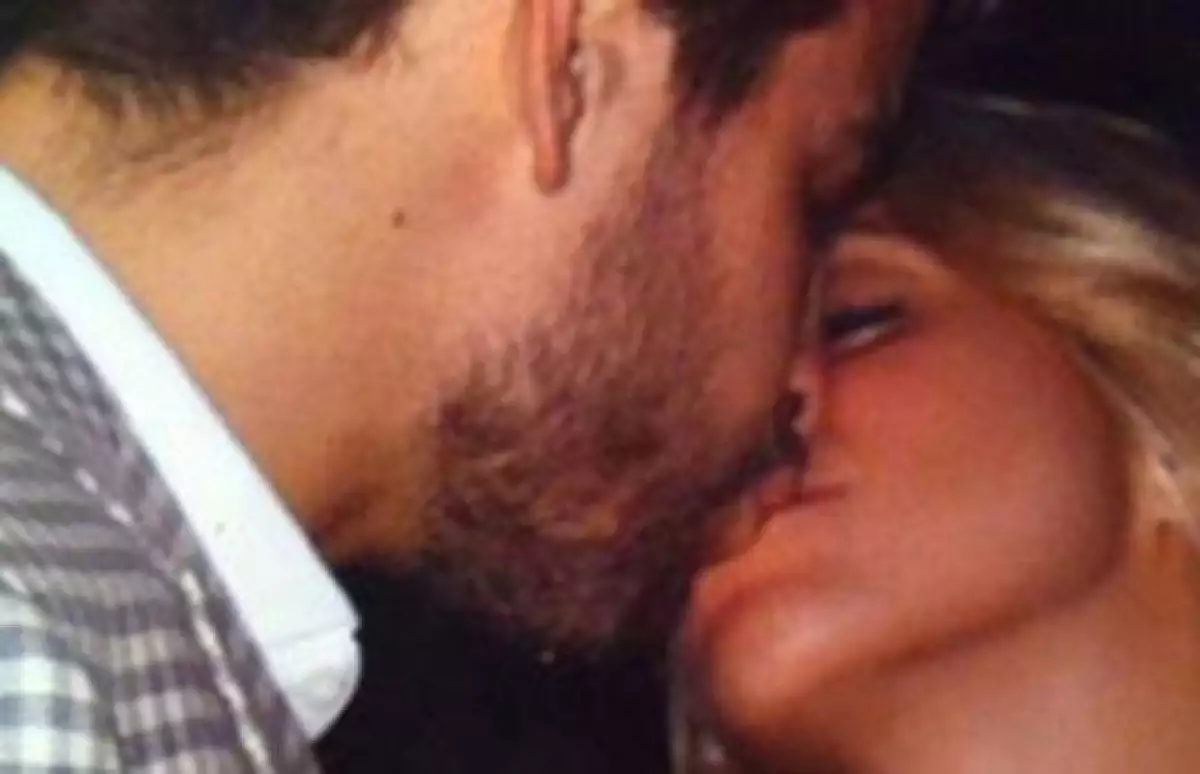 La `imagen del millón´ ha sido publicada en las redes sociales y con esto y después de la imagen de ambos tomados de la mano, se confirma la relación entre la cantante y el futbolista.