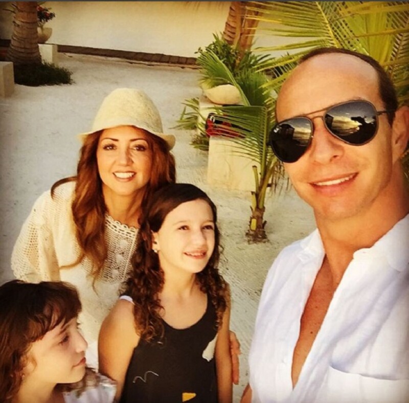 En sus vacaciones por la isla Holbox, Quintana Roo, la conductora presumió cómo es que junto a sus hijas, encontraron al "verdadero Santa", con quien se tomaron varias fotos y videos.
