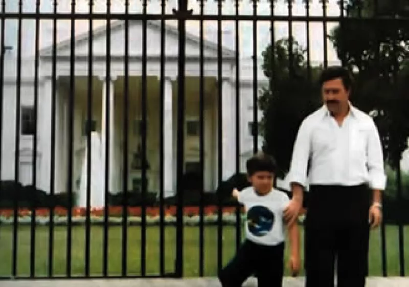 Sebastián Marroquín y su padre, Pablo Escobar, afuera de la Casa Blanca, en Washington, a principios de los años 80. (Foto: Especial)
