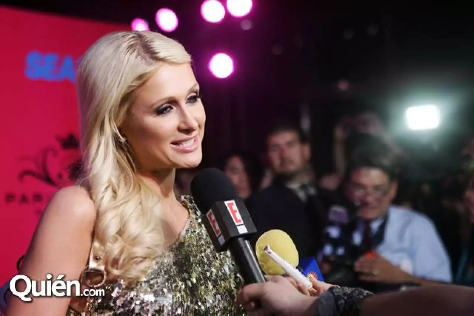 Paris Hilton en alfombra roja del coctel en Bosques de las Lomas