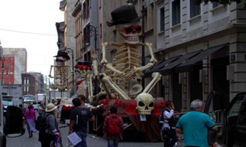 En las calles cercanas al Zócalo hay figuras alusivas al Día de Muertos como parte de la filmación de la película. (Foto: AFP )