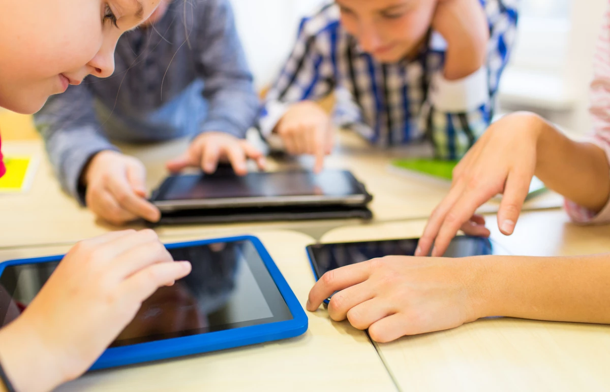 niños con gadgets y medios audiovisuales