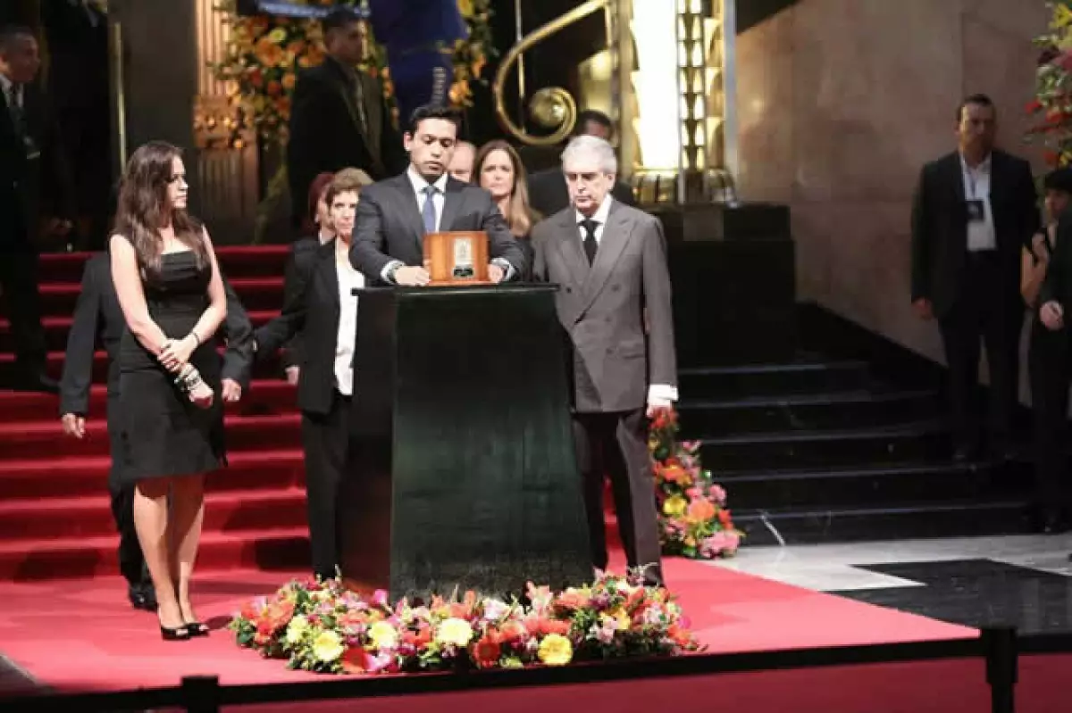 Hijo de Juan Gabriel, Iván, depositando las cenizas de su papá.