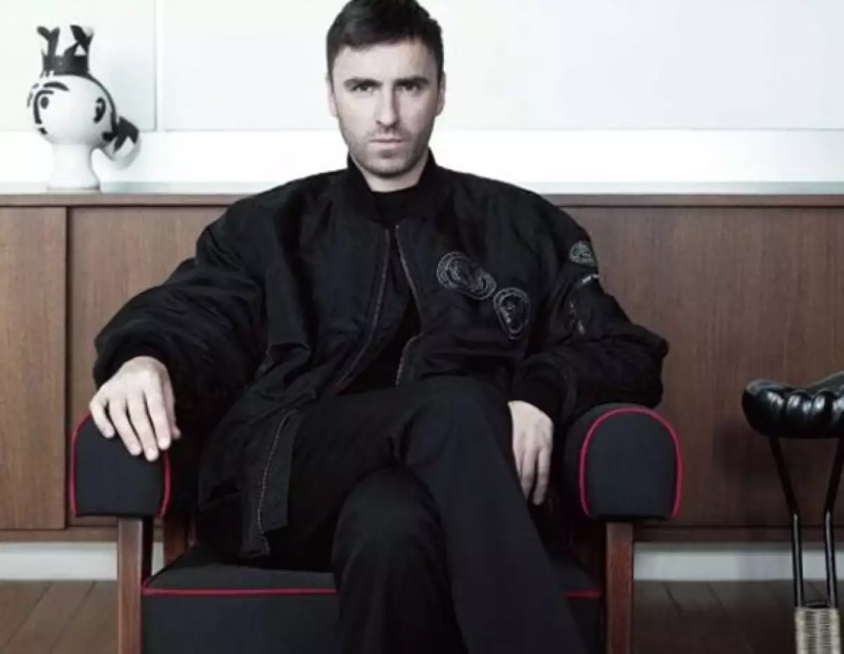 Fuentes cercanas a los dirigentes de LVMH informaron al WWD la posibilidad que Raf Simmons sea el nuevo director creativo de la casa francesa Dior.