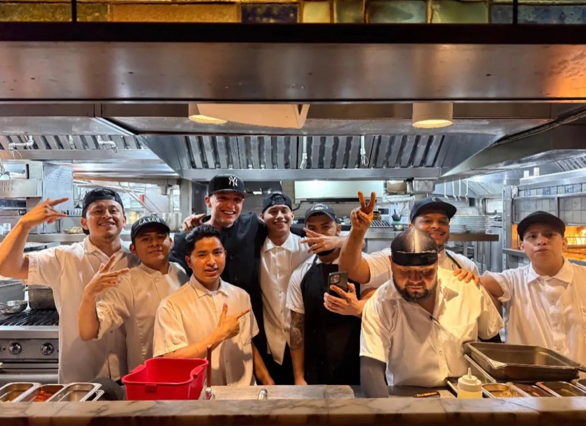 Peso Pluma visita Catch NYC, el restaurante en Nueva York donde trabajó como mesero