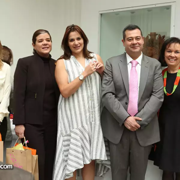 Mariana Zesati, Sonya Santos, Esther Villar, José Ramón Amieva y Cecilia Moctezuma