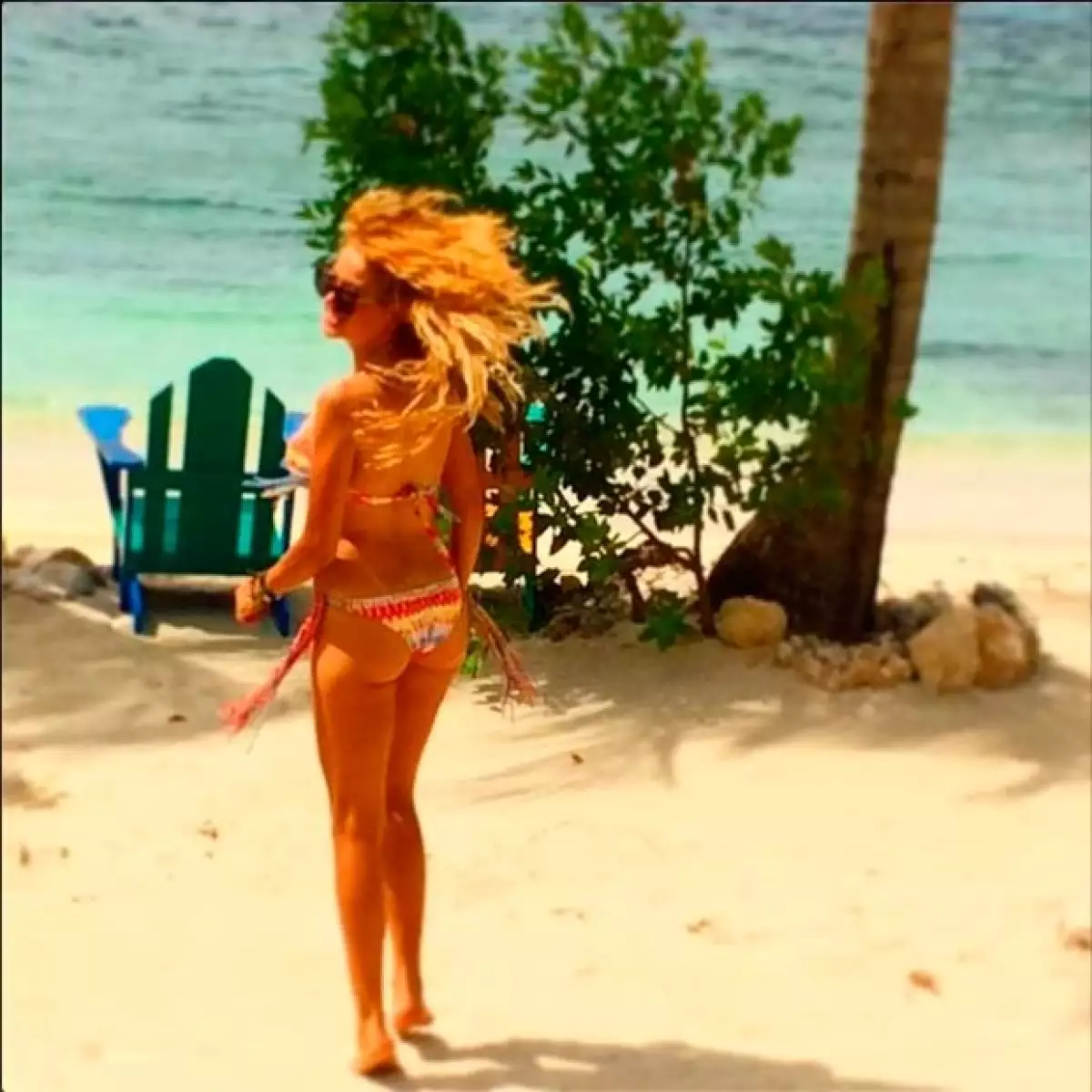 La cantante mexicana compartió en Instagram una imagen en la playa en la que la vemos lucir un traje de baño que destaca sus curvas.