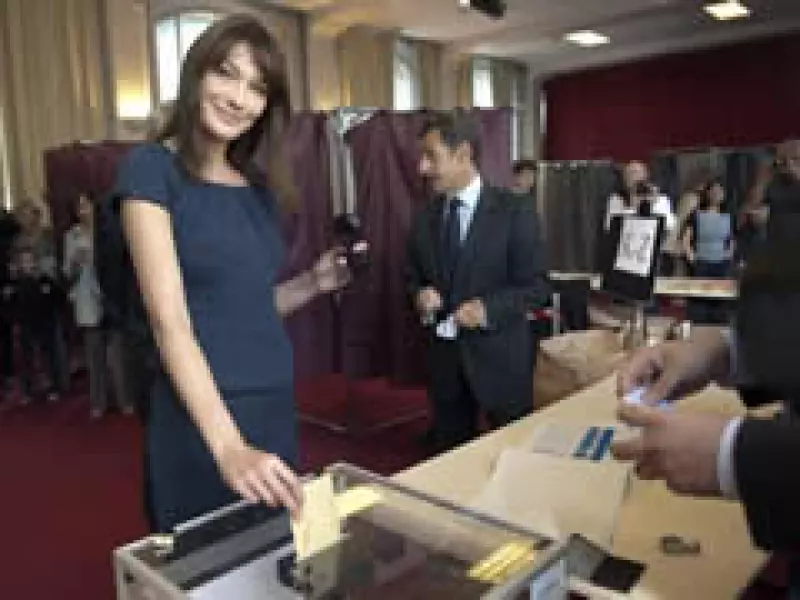 Carla Bruni vota acompañada de su esposo, el presidente francés Nicolas Sarkozy. (Foto: Reuters)