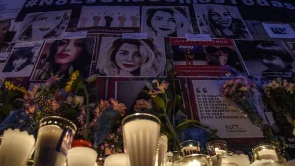 Con flores, velas y fotografías, mujeres rindieron homenaje a víctimas de feminicidio