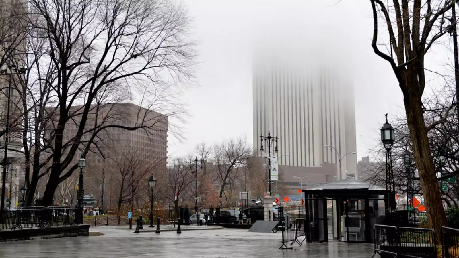 paisaje urbano cubierto de niebla