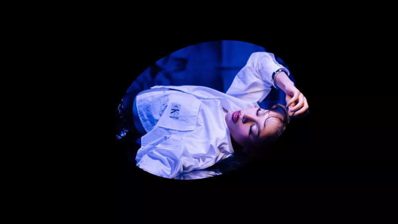 Danna usa Calvin Klein en el video musical de Atari, su más reciente sencillo