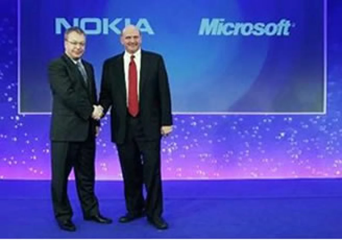 Stephen Elop, CEO de Nokia (der), y Steve Ballmer (izq), durante la presentación de la alianza en Londres. (Foto: Reuters)