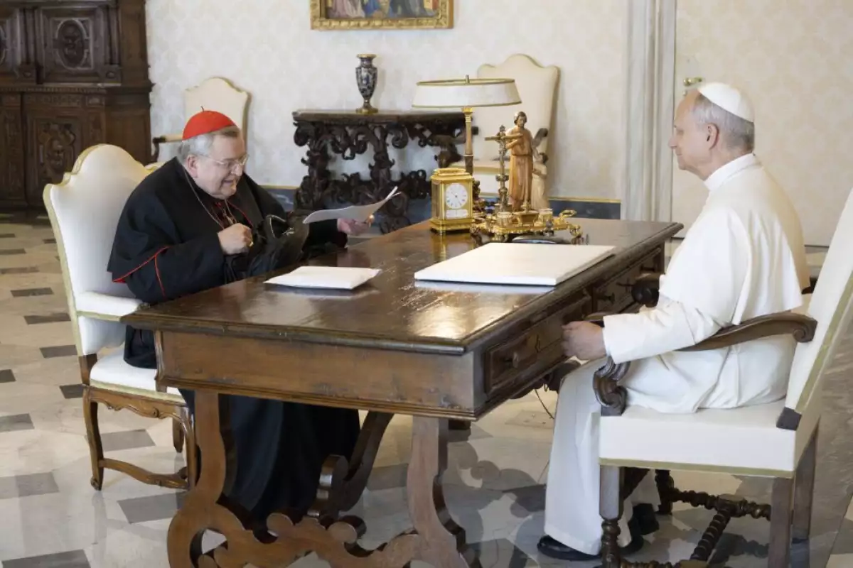 Papa León y cardenal Burke