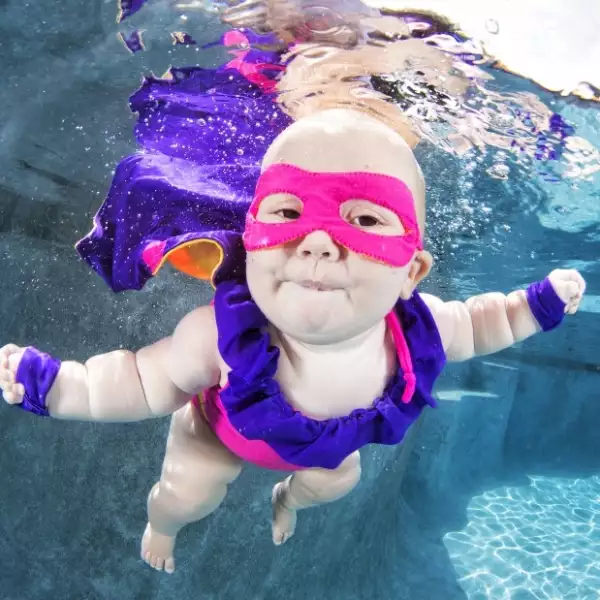 Bebés bajo el agua 1