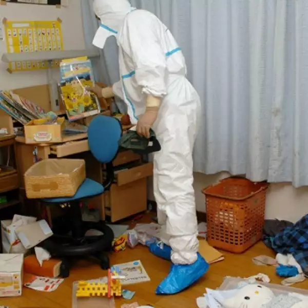 Un hombre revisar los libros de cuentos